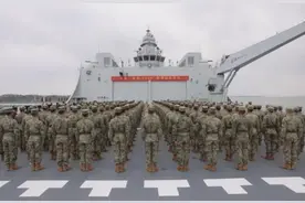 重拳敲打美军！解放军万吨大舰满载合成营，跨2500公里部署东南亚图片