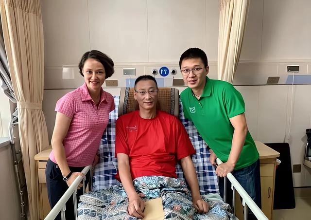 高敏等人前往医院，看望患病排球运动员郑亮，留下充满爱心的合影