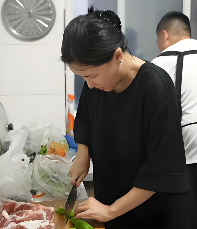 香港三级片女星下嫁农村，曾不雅照满天飞，如今42岁官宣怀孕