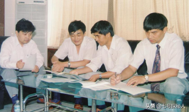 生了4个儿子，因太穷送走两个，谁知四个儿子最后都成了亿万富翁