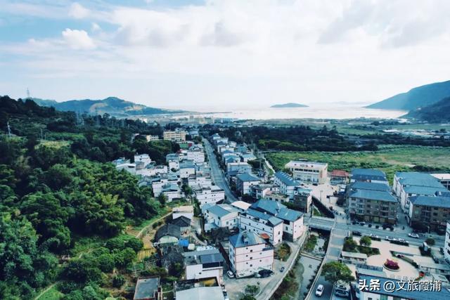 每日一村:三沙东山村——茅草屋焕新颜,畲村烟火撞进高铁风