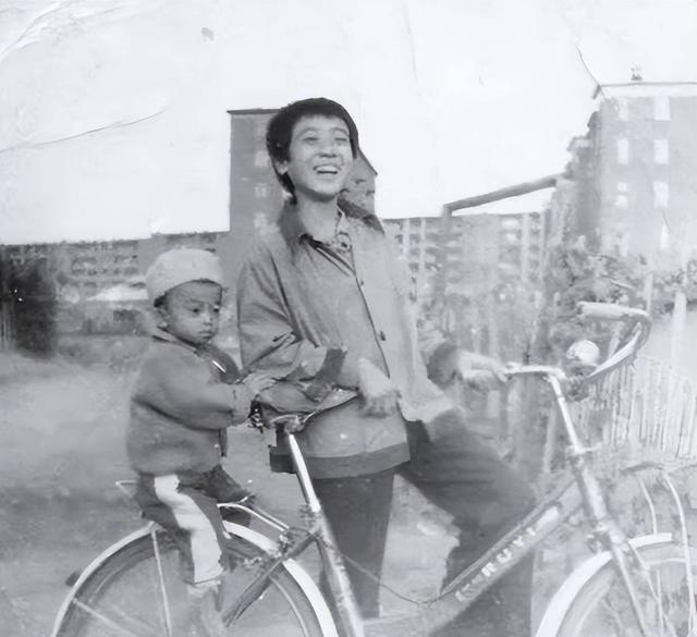 3岁丧父，吃姐姐奶水长大，成名后为8个哥姐买房，如今成全家骄傲