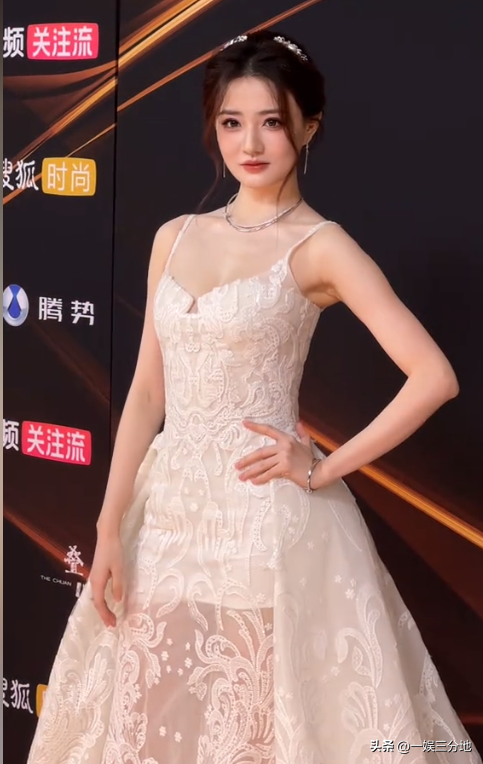 北京红毯	，摔跤	、独眼龙造型、礼服搭棉鞋，走秀反成大型灾难现场