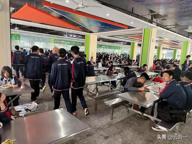 北京下了死命令：2027年底前，所有中小学必须告别“校外配餐	”