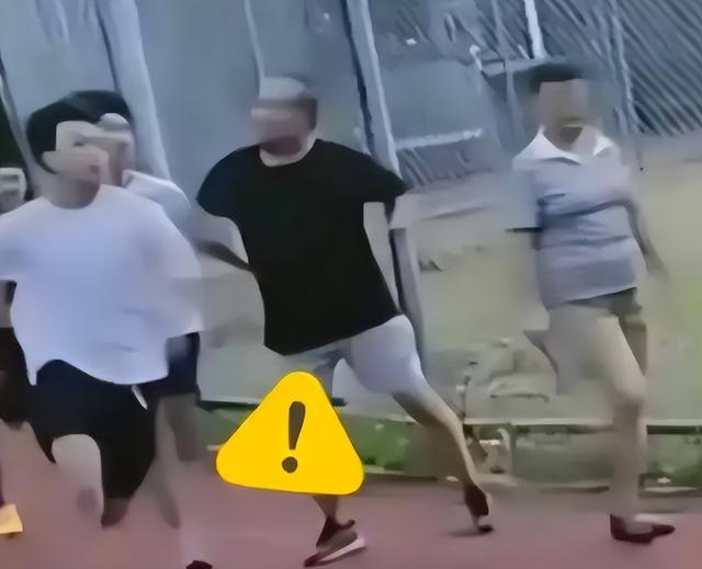 太嚣张了！湛江事件引众怒，网友：骨子里的坏，停发退休金