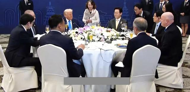 韩国APEC晚宴合影，李在明和他站中间，阿努廷挨着黄循财