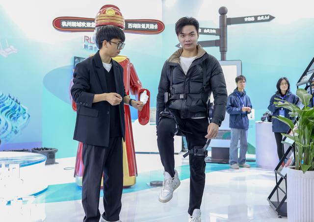 智慧文旅“炫”动红城——2025广西文化旅游嘉年华侧记