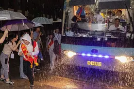 暴雨突如其来，普陀有群“撑伞人”出动了……图片