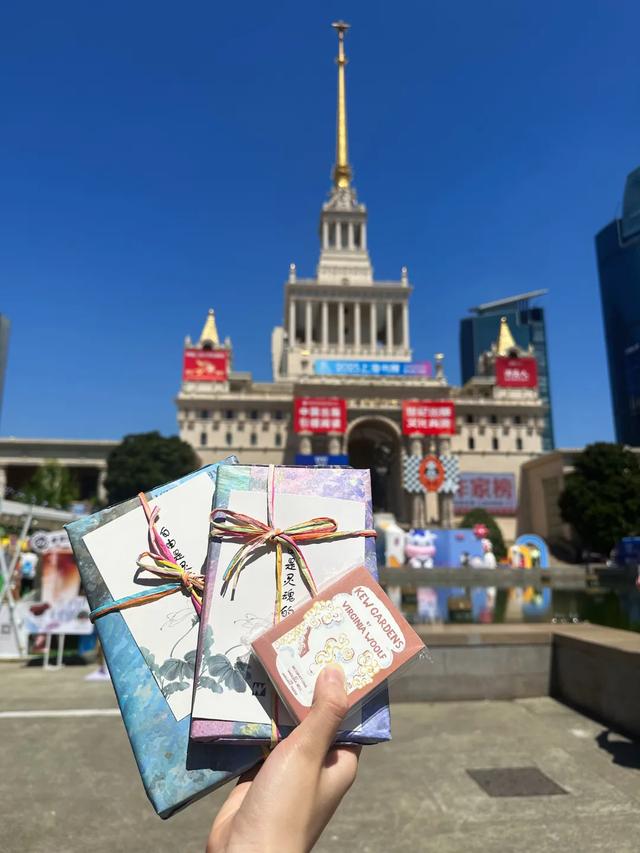 淘书逛展、夜游夜市、盖章打卡……上海书展的快乐，弥漫在整座城市→