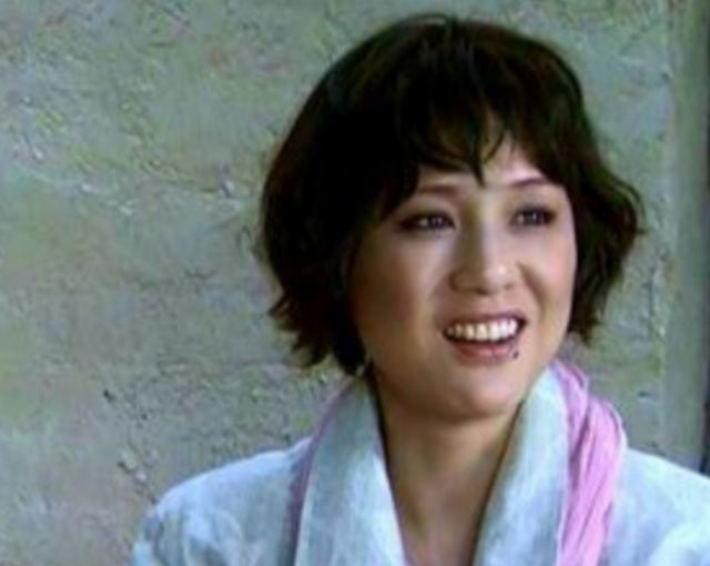 她长得太美被导演“据为己有”，同居27年没证没娃，63岁不治身亡