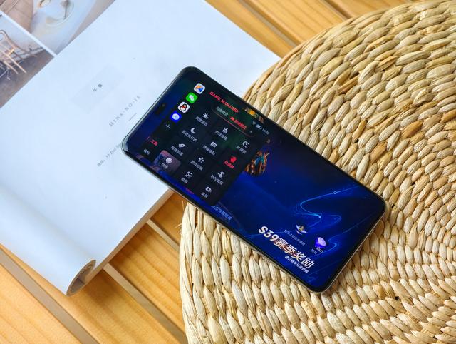 荣耀史上续航最强千元机！8000mAh+四曲屏，这手机是充电宝成精？