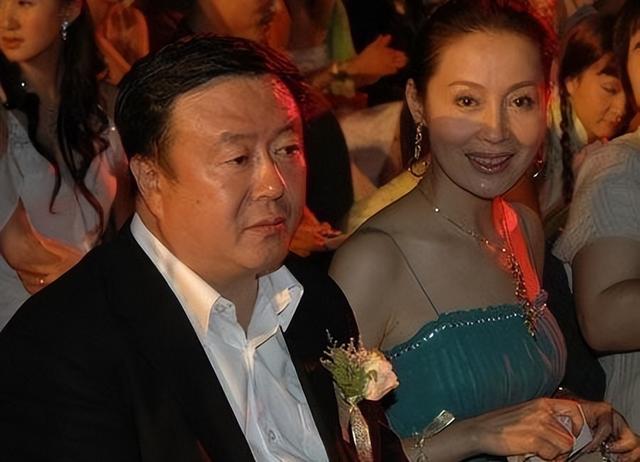 两婚两离、风流成性，64岁娶小30岁美娇妻连生两子，他人生圆满了