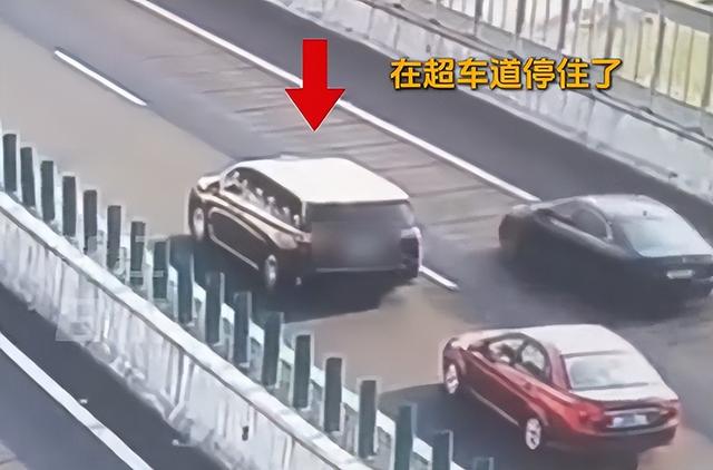 男子开智驾酣睡致车辆停滞高速超车道