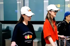 twins钟欣潼蔡卓妍一起走机场！两个人都挺漂亮年轻，阿sa图片