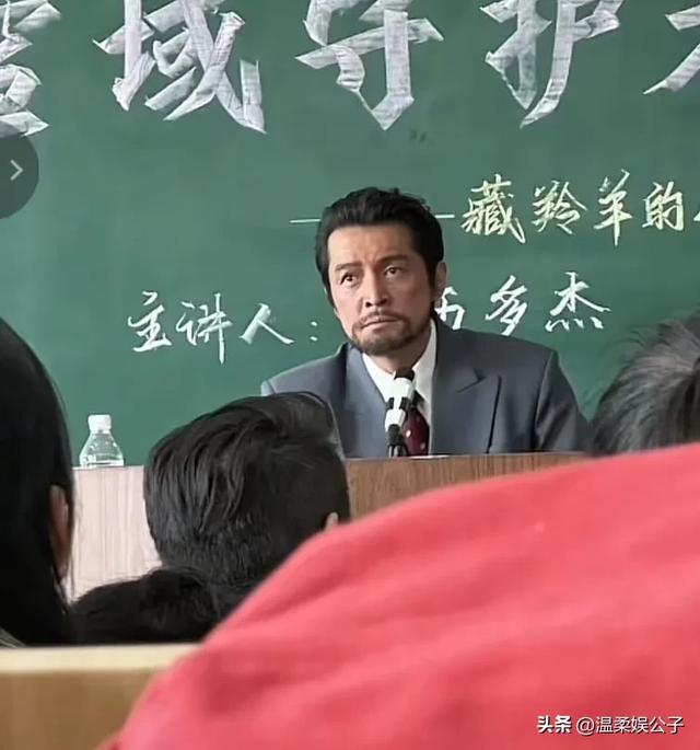 32岁杨紫又“变脸”，皮肤紧致一脸高原红，重回“锦觅”颜值巅峰