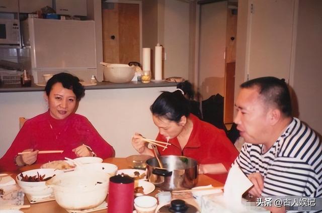 赖昌星妻子曾明娜现状，独居3000平老宅	，做饭弄花草活成人生赢家