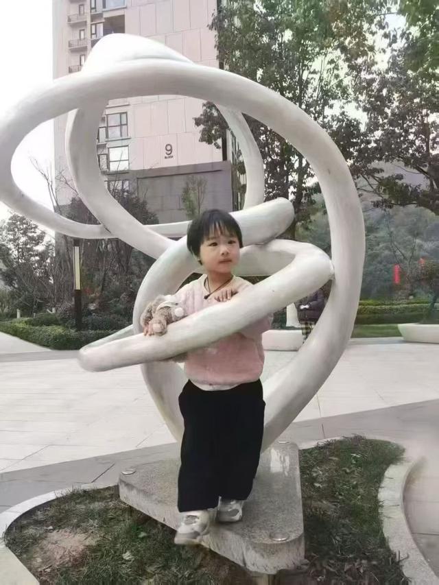 3岁女童从地头面包车内失踪 ，爷爷讲述孩子失踪经过；当地约上千人连夜冒雨搜救