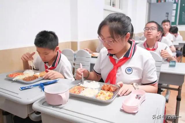 北京下了死命令：2027年底前，所有中小学必须告别“校外配餐”