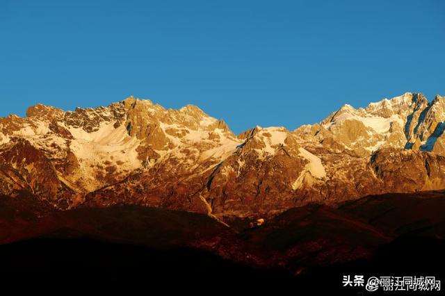 玉龙雪山日照金山跃现 游客共赴“幸运之约”