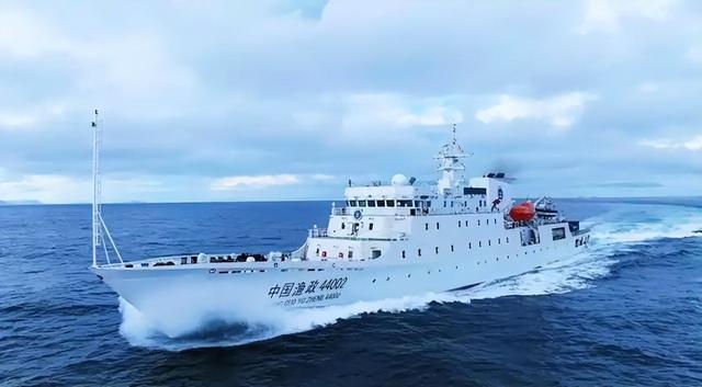 特朗普刚要对中国下重手，突然在大连造船厂内，发现了不寻常一幕