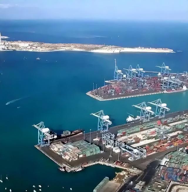 外观是集装箱货船，内部却搭载60个垂发，伪装性极强的辅助巡洋舰