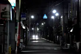 日本少女担心走夜路的大叔迷路，开车送他回家，然而却被恩将仇报图片