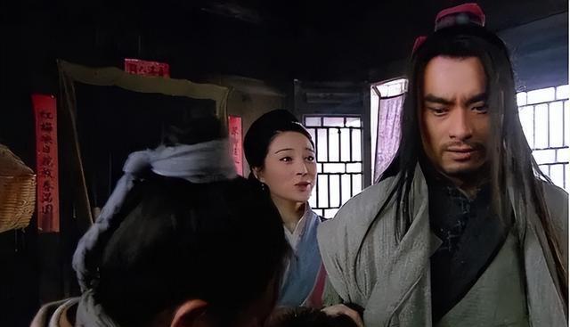 武松杀潘金莲时，为何要撕开她的衣服？看完不得不夸武松经验丰富