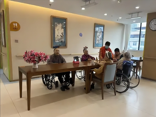 江苏大一女生开养老院	，无人入住却有近400名客户，员工全是60后