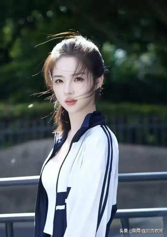 甘肃兰州一校花，楚楚动人	，倾国倾城，这气质堪称校园天花板