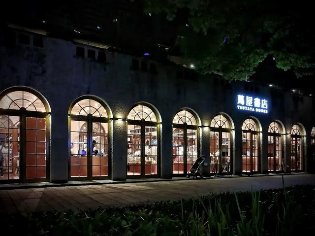 淘书逛展、夜游夜市、盖章打卡……上海书展的快乐，弥漫在整座城市→