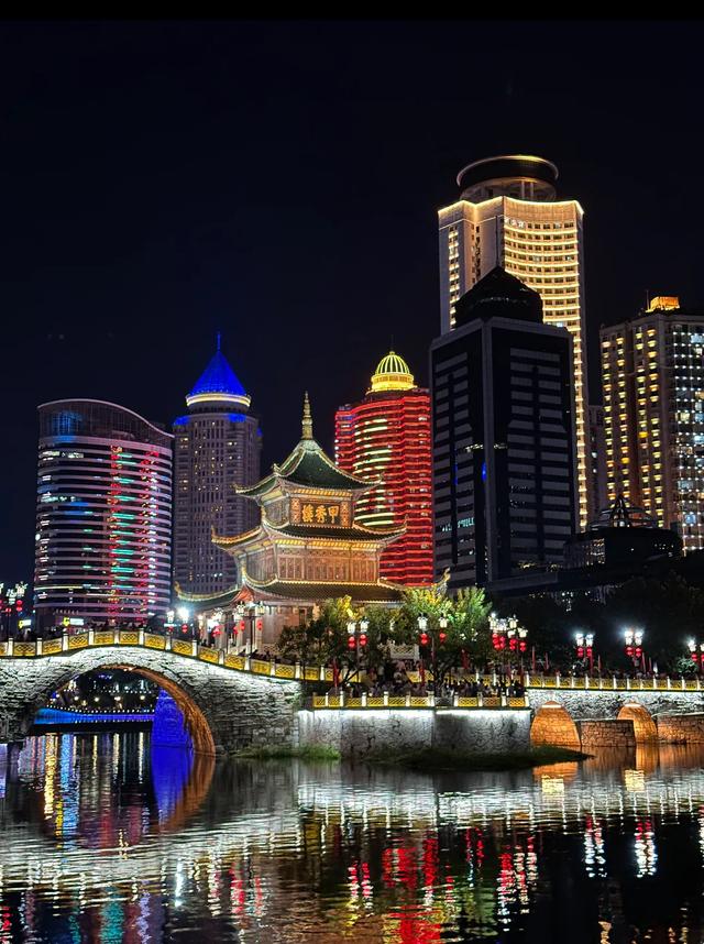 我是上海人，国庆去了一趟贵阳，被这座西南大城市震撼到了！