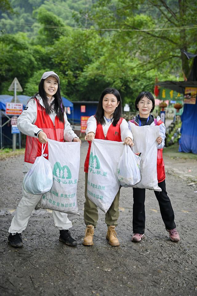 以脚步丈量生态 用行动守护文明 "环保志愿‘趣’游蓉城"系列首站——大邑药师岩生态徒步环境清洁活动完美落幕