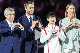 孙颖莎作为唯一亚洲代表参加闭幕式，刘国梁：早知道我也去了图片