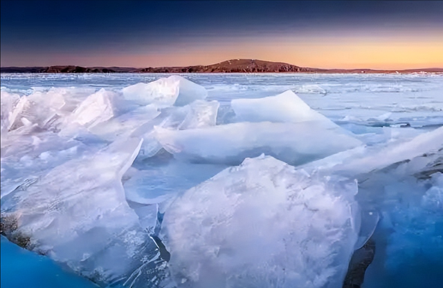 西藏冬日的冰湖仙境，堪比贝加尔湖！