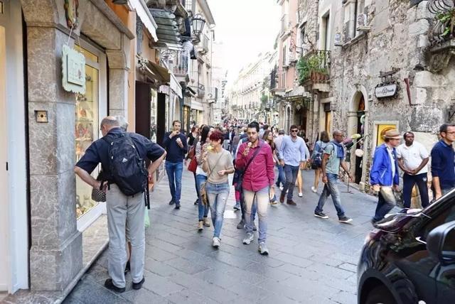 说到出国旅游，“最瞧不起”中国游客的，为什么往往是中国人？