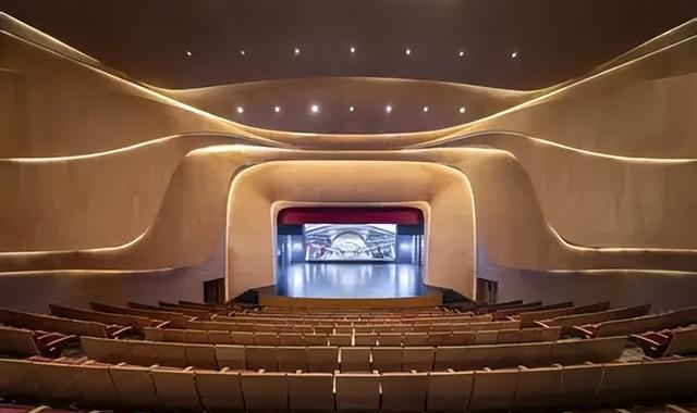 女歌手遭座椅架挤压身亡，抢救10小时无效，同类悲剧已发生多次！