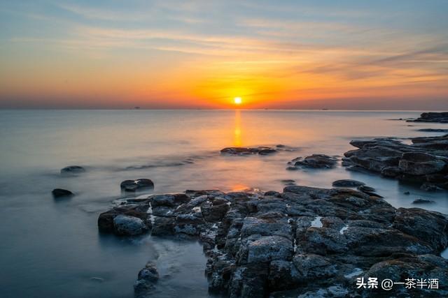 自驾营地：山东日照市沿海自驾露营地停车场，主要景点及特色美食