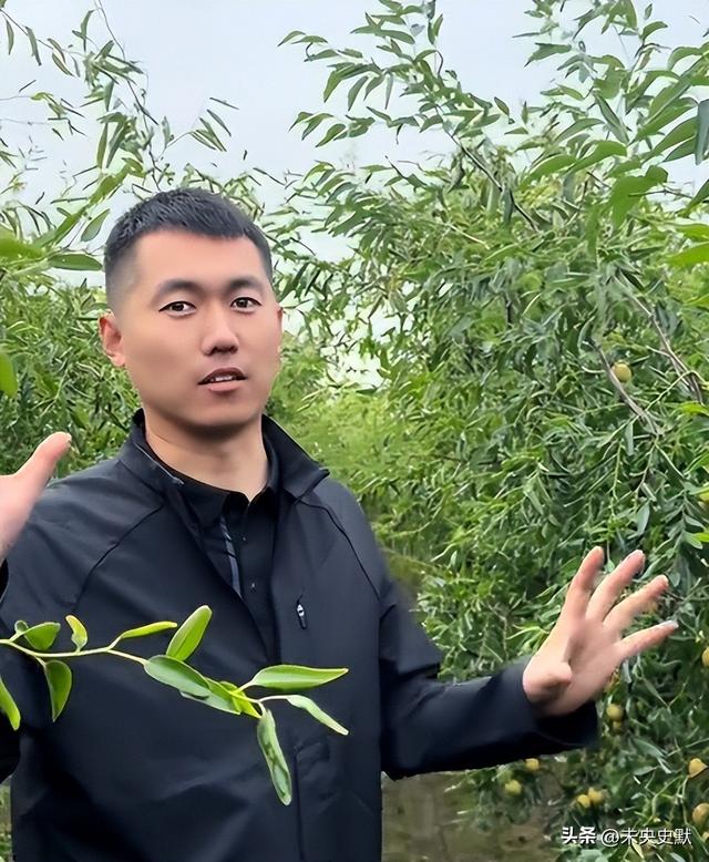 张自轩婚礼现场，新娘很强势两次拒绝他的亲密动作，岳父实力不菲