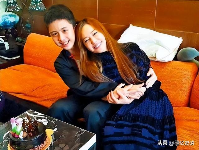被畸形母爱毁掉的星二代：母乳12年，同床15年，荒唐的事还在后面