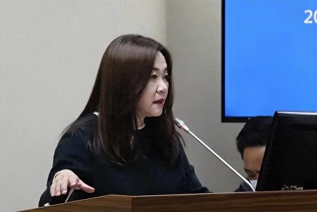 别的都先放下不谈了，特朗普现在对中国只有一个要求，中国：拒绝