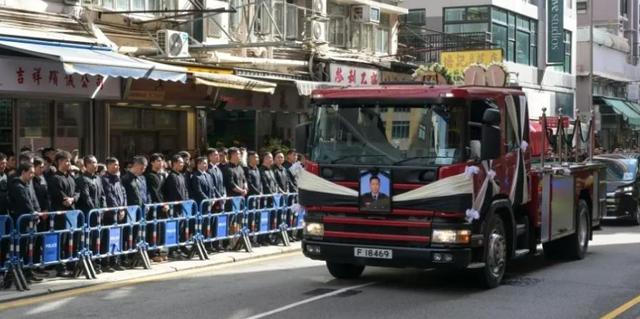 衣服真的不能乱穿|香港牺牲消防员路祭，民政专员因着装不当致歉