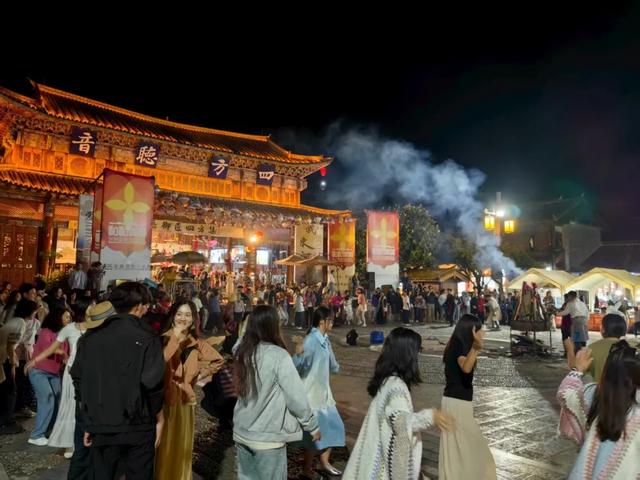 丽江束河古镇篝火晚会打跳：夜幕下的民族欢歌，点燃旅途激情