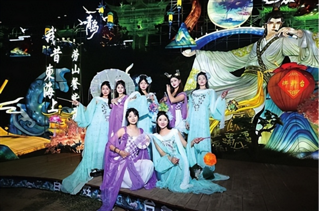 2025年“青岛之夏”艺术灯会点亮夏夜 NPC互动表演本周精彩上演