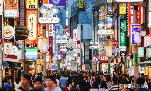 日本女首相爱飙车！高市早苗的汽车保卫战，能破分裂局？