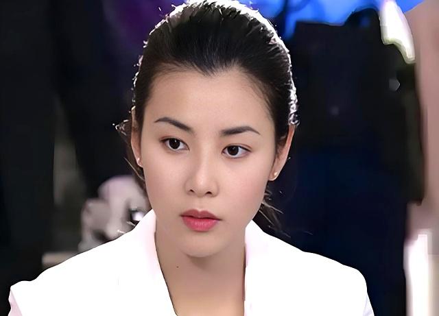 2！1岁拍三级，30岁被出轨，38岁嫁大佬，如今52岁没孩子也被宠