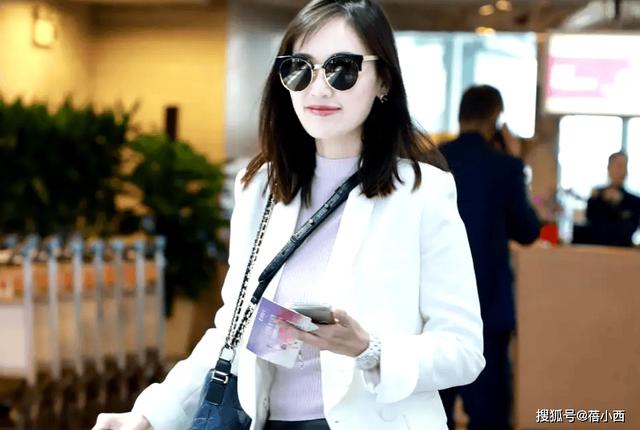 马蓉离开王宝强9年后更美了！穿搭时髦秀豆腐腿，越活越像大明星
