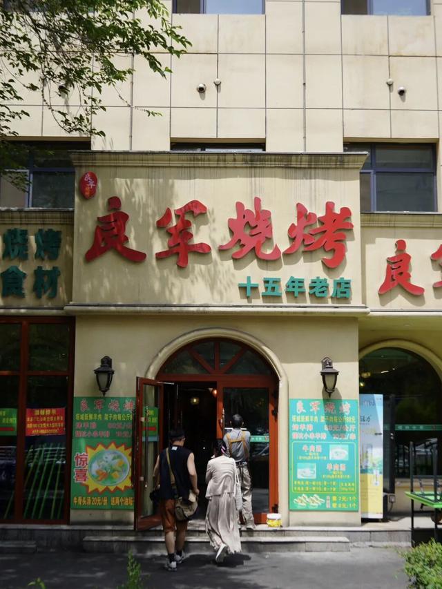 乌鲁木齐的劳动街，是由小炒、烧烤和夏夜晚风组成的