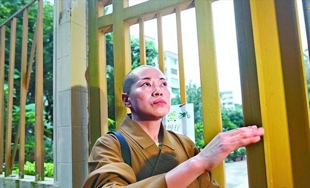 比释永信更奢靡：穿黑丝上班，坐豪车住千万别墅，有两个和尚老公