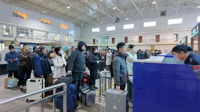 从“等签证”到“秒通关”！黑河首批享受俄免签旅客：省时又省力，贸易旅游都方便