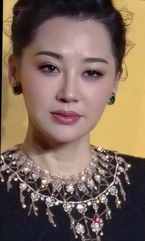 她一生“风流成性	、老少通吃”，撩汉无数	，现如今56岁却依旧单身